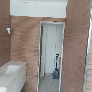 מסגרת אלומיניום לדלת בחדר אמבטיה