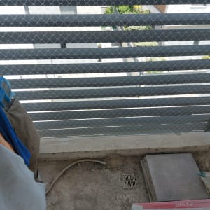 רשת מתכת מותקנת למניעת כניסת יונים למרפסת