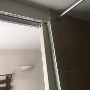 דלת הזזה פנימית תקולה