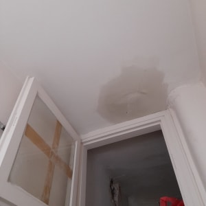 תקרה עם כתם רטיבות, חלון פתוח, פח צבע