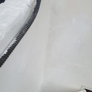 קיר אטום עם חומר איטום לבן