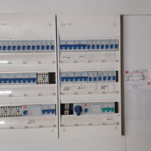 לוח חשמל עם מפסקים וכיתובים בעברית