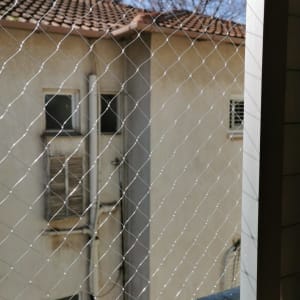 רשת מתכת למניעת כניסת יונים במרפסת