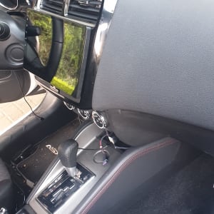 מערכת מולטימדיה ברכב עם ידית הילוכים