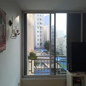 חלון זכוכית גדול עם נוף עירוני ברקע