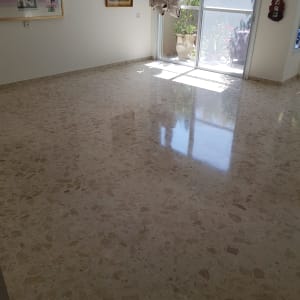 רצפה נקייה ומבריקה עם אור שמש נכנס מהחלון