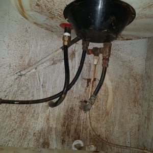 צינורות מים מחוברים לדוד חימום ישן