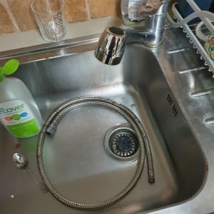 כיור עם ברז, צינור מתכת מנותק וכלי ניקוי