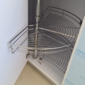 מדף מתכת מסתובב בארון מטבח פתוח