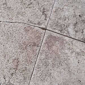 רצפה מלוכלכת עם כתמים וסדקים