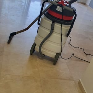 שואב אבק תעשייתי ומכונת פוליש על רצפה