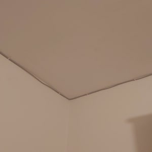 כבל רשת מותקן לאורך התקרה בפינת החדר