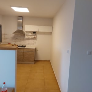 קיר לבן חלק ללא ציוד או כלים לצביעה