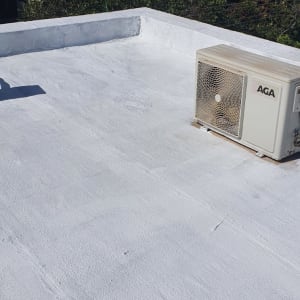 גג אטום בצבע לבן עם יחידת מיזוג אוויר