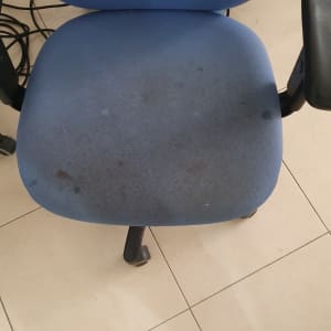 כיסא כחול עם כתמים על המושב