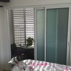 חלון אלומיניום עם תריסים לבנים