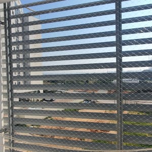 רשת מתכת למניעת כניסת יונים במרפסת