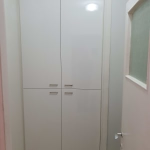 ארון לבן עם ארבע דלתות וידיות מתכת