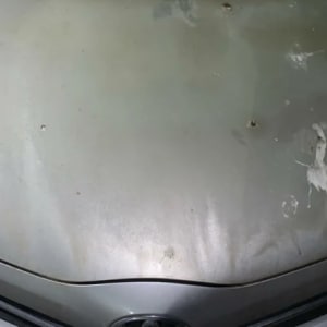 מכסה מנוע רכב עם שריטות ופגמים