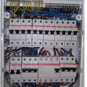 לוח חשמל עם מפסקים וחוטי חשמל צבעוניים
