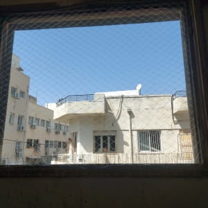 רשת מתוחה על חלון למניעת כניסת יונים