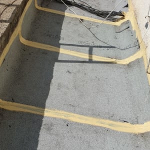 משטח אטום עם פסי איטום צהובים על גג