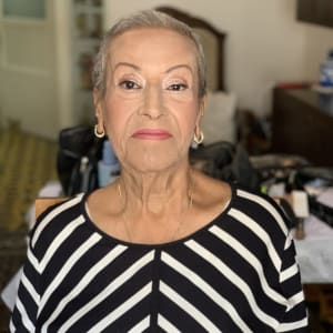 איפור עיניים ושפתיים, שיער קצר ומסודר