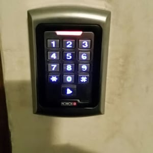 לוח מקשים מואר עם מספרים על קיר