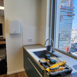 כלי עבודה על השיש ליד הכיור במטבח