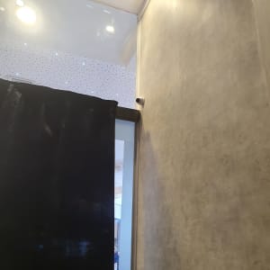 מצלמת אבטחה מותקנת בפינת תקרה ליד וילון שחור