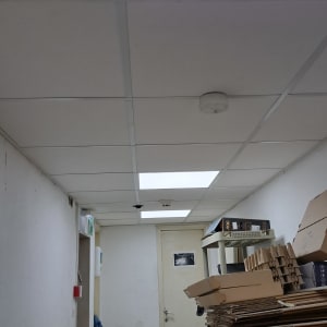 תקרת גבס עם לוחות מרובעים ותאורה שקועה