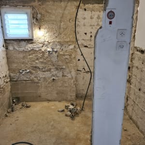 קירות חשופים עם צנרת חשמל ומים, שקעי חשמל