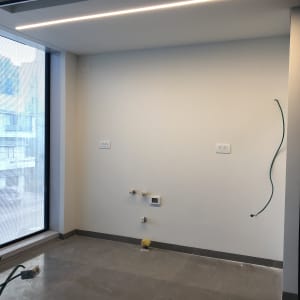 קיר גבס עם חיבורים חשמליים וצינור ירוק