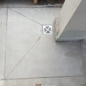 רצפת בטון עם ניקוז ליד עמוד בטון