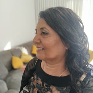 אישה עם שיער גלי ואיפור עיניים עדין