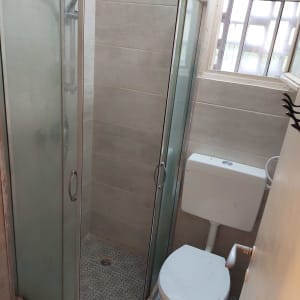 הדבקת ריצוף קרמיקה וקרמיקה בקירות והתקנת אסלה חדשה 