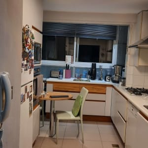 פתחי מיזוג אוויר בתקרה במטבח