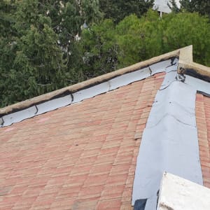 גג עם יריעות איטום אפורות לאורך הקצוות