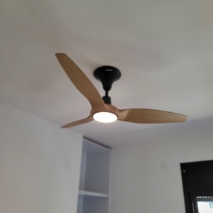 מאוורר תקרה עם תאורה מותקן על תקרה לבנה