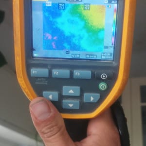 מד חום תרמי מציג תמונת חום צבעונית