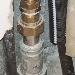 חיבורי צנרת מתכתיים עם מחברים במערכת אינסטלציה