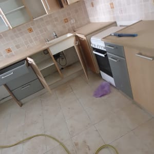 מטבח עם ארונות פתוחים, צינור על הרצפה