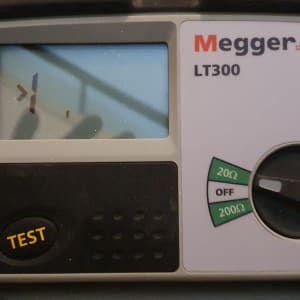 מד מתח חשמלי עם כפתור בדיקה ומסך תצוגה