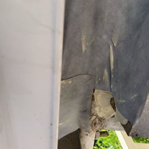 חומר איטום לבן על משטח מתכת אפור