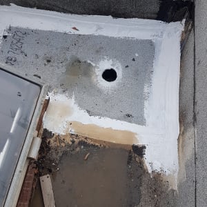 אזור אטום עם חומר איטום לבן סביב חור ניקוז