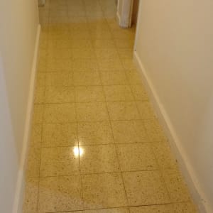 רצפה מבריקה במסדרון עם השתקפות אור