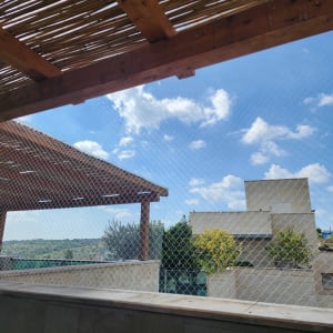 רשת מתוחה למניעת כניסת יונים במרפסת