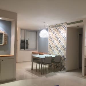 קיר צבוע עם דוגמת עיגולים צבעוניים