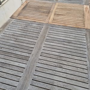 רצפת עץ עם לוחות עץ בגוונים שונים