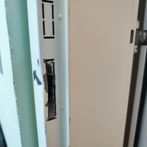 מנעול דלת שבור עם צבע מתקלף